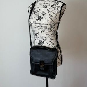 Leather purse by Katana Paris. Many pockets to pack your things.